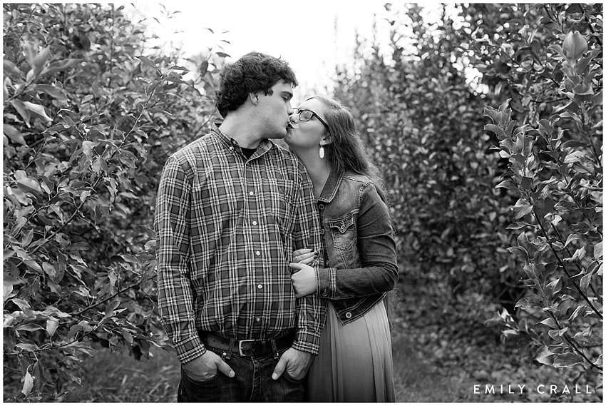 Wilson's_Orchard_Engagement_EmilyCrall_Photo_0019.jpg